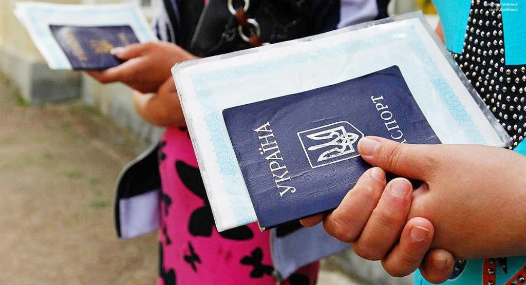 Українцям доведеться міняти паспорт-книжечку: хто заплатить до 1638 гривень